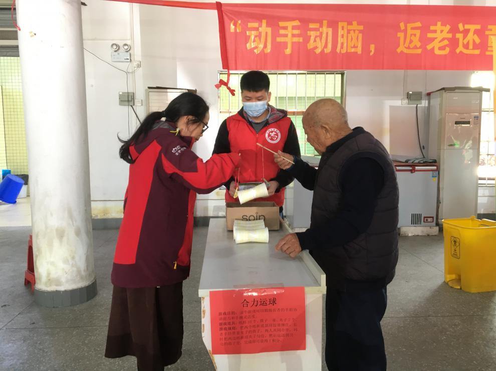 社工协助长者完成游戏.JPG