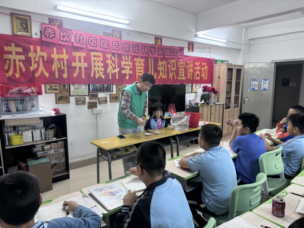 志愿者在讲解实验过程2（卫健）.jpg