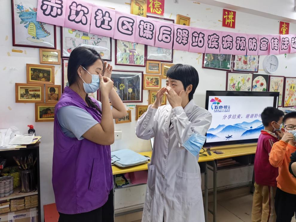 医生指导如何正确佩戴口罩（妇联）.jpg
